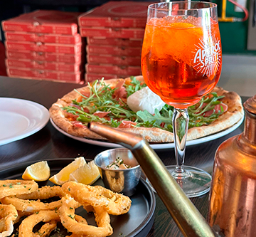 Pizza y bebida